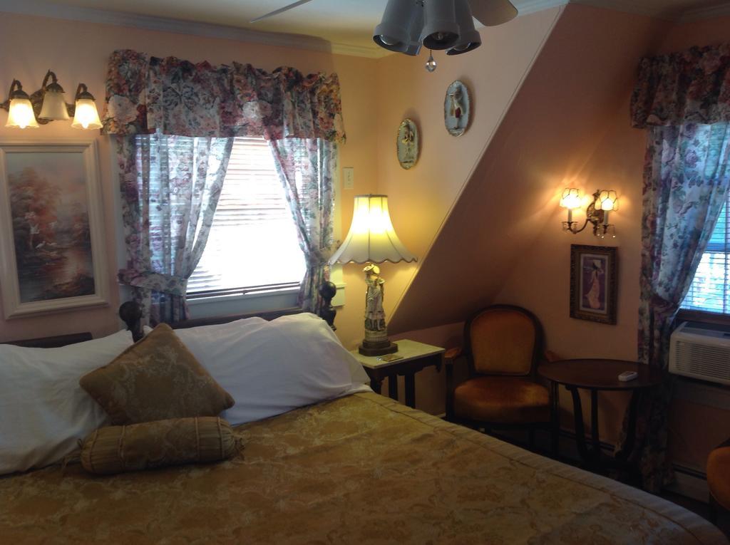 The Bradford Carver Guest House Provincetown Room photo