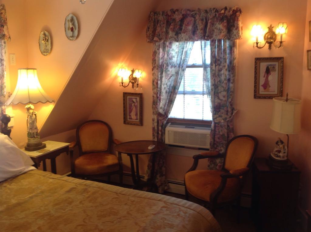 The Bradford Carver Guest House Provincetown Room photo