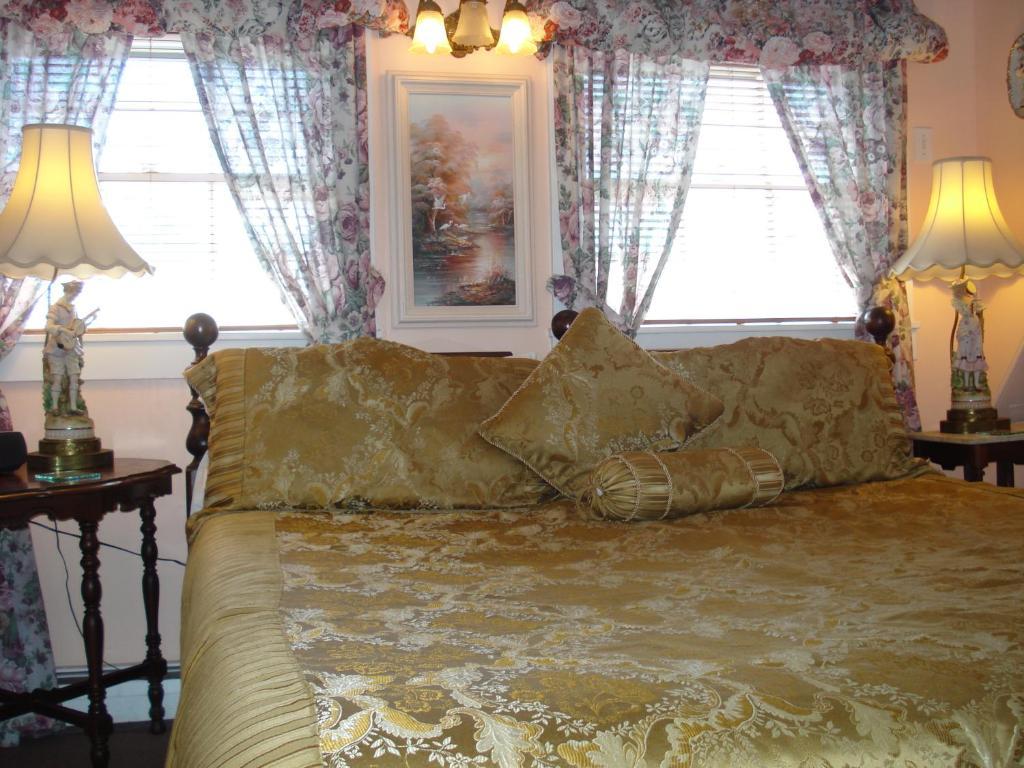 The Bradford Carver Guest House Provincetown Room photo