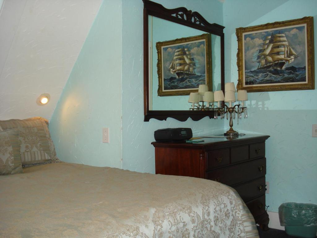 The Bradford Carver Guest House Provincetown Room photo